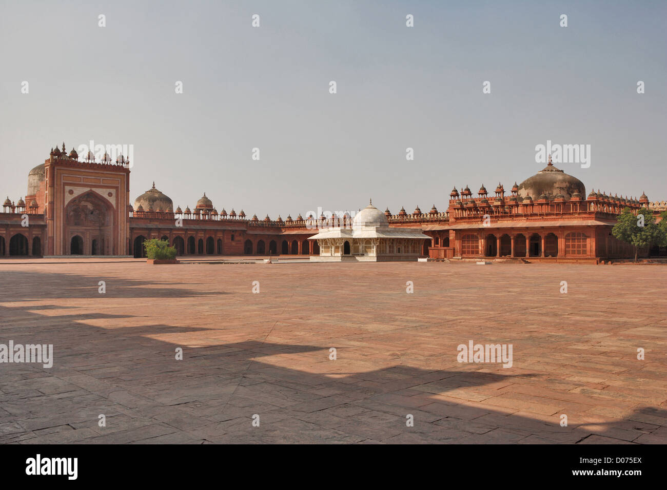 Eine Ansicht der Jama Masjid und das Grabmal von Salim Chishti (links) Grab in Jama Masjid Innenhof, Fatehpur Sikri, Uttar Pradesh, Indien Stockfoto