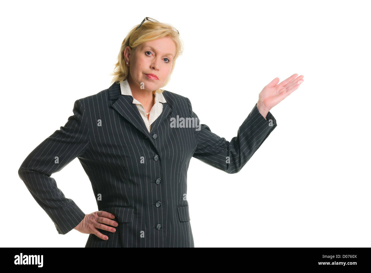 Kaukasische Geschäftsfrau zeigen etwas, weißen Hintergrund isoliert. Stockfoto