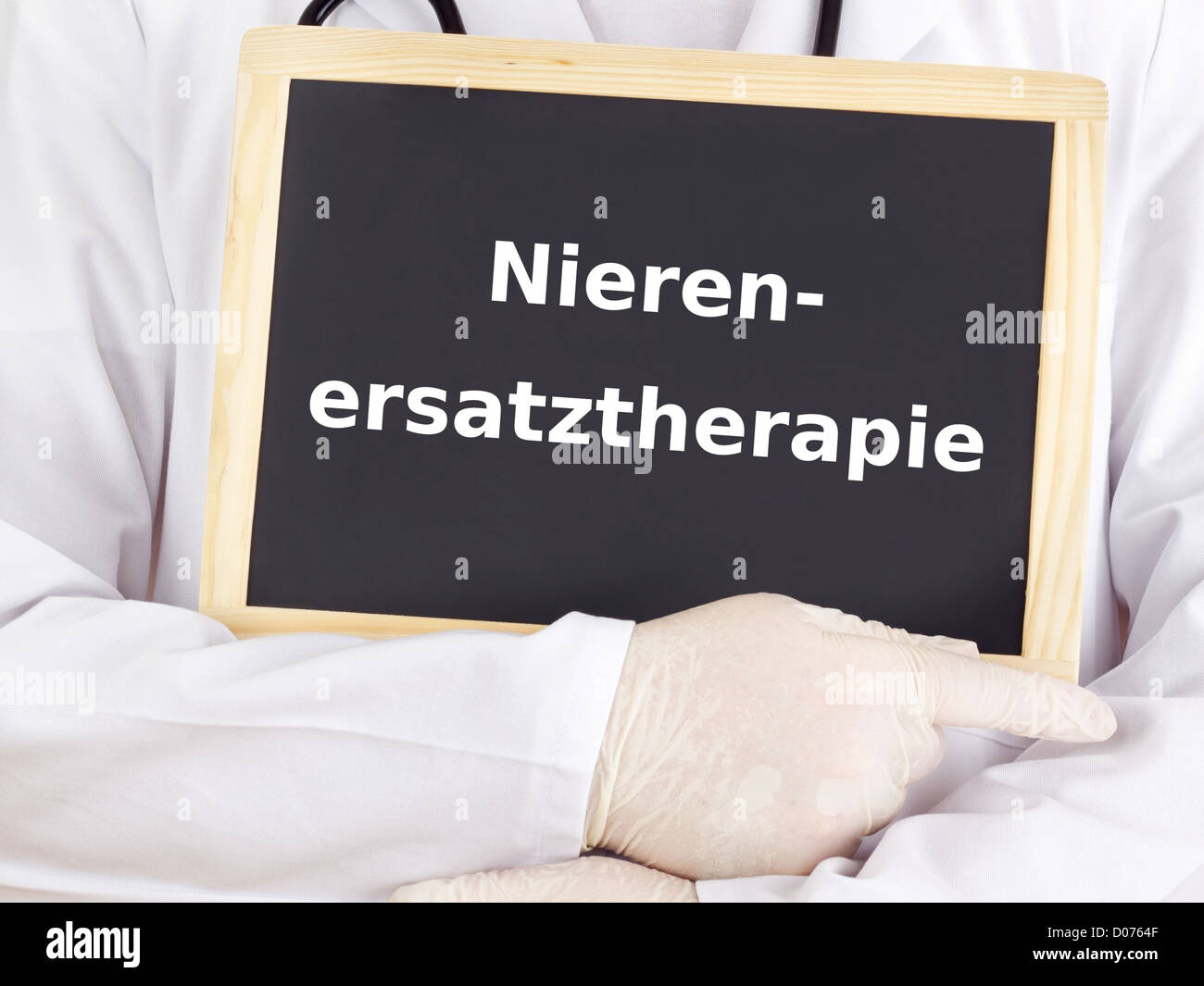 Arzt zeigt Informationen: Nierenersatztherapie Stockfoto