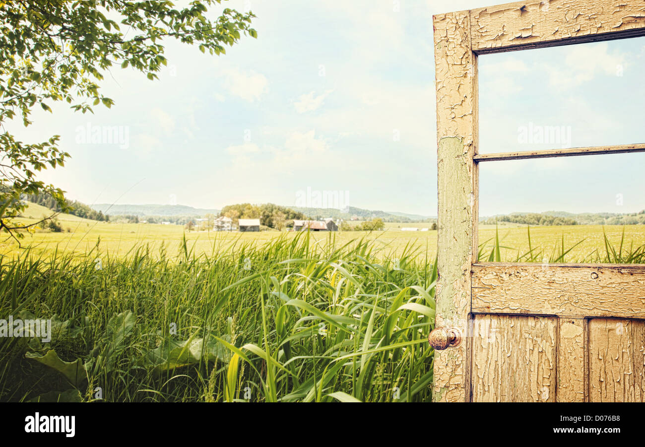 Alte Schale Tür mit ländlichen Landschaft im Hintergrund Stockfoto