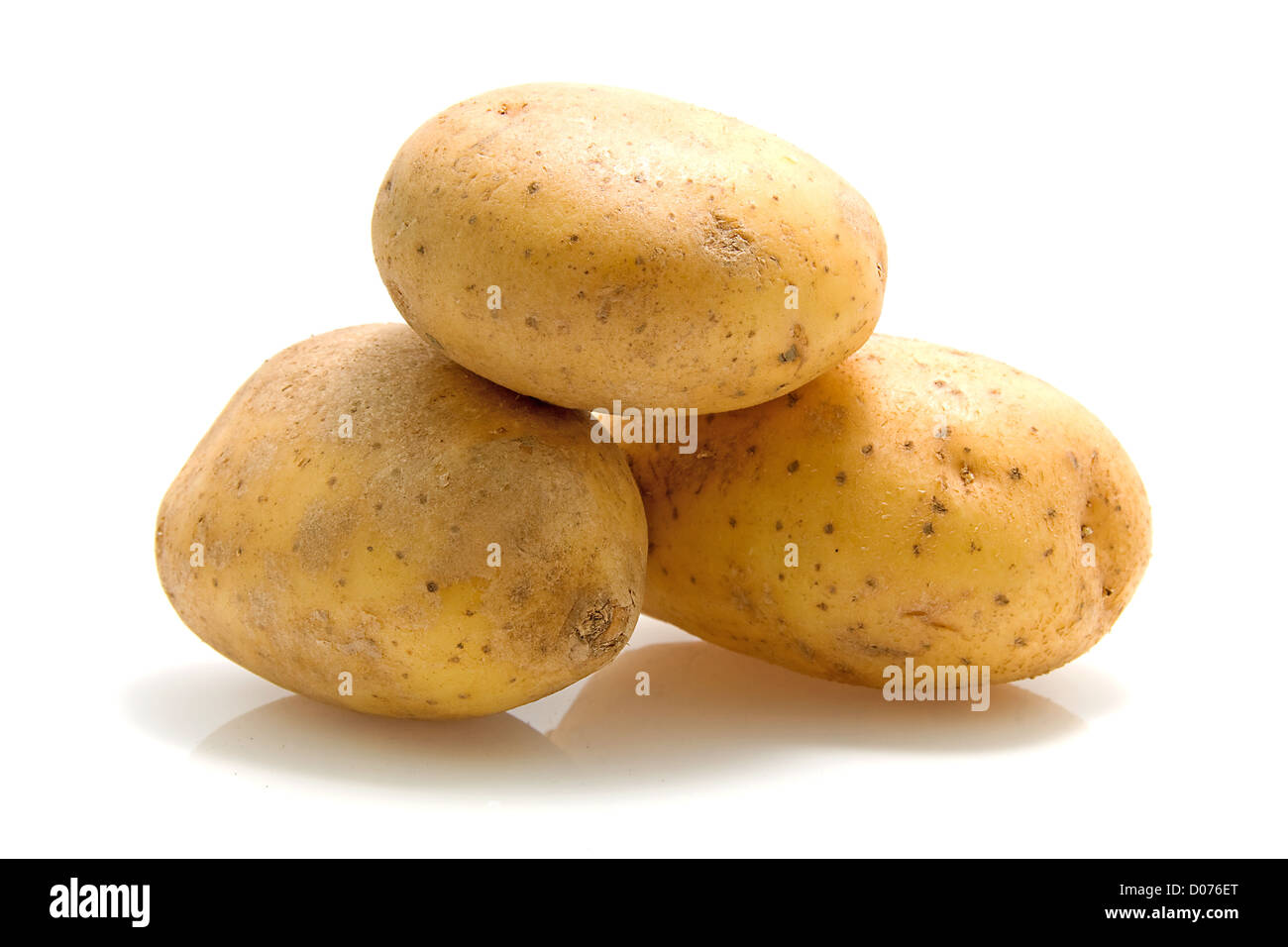 Stapel von drei ungeschälte Kartoffeln isoliert auf weißem Hintergrund Stockfoto