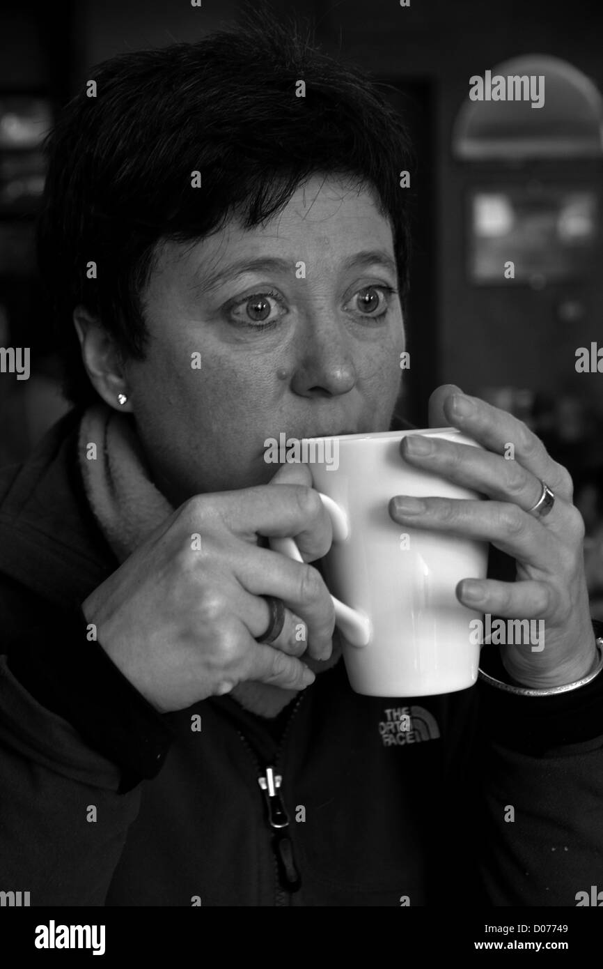 Ein Porträt einer Frau Tagträumen und tranken Kaffee in einem Café/bar Stockfoto