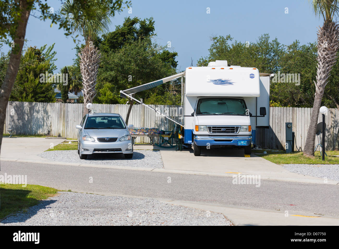 Auto und Wohnmobil geparkt im RV Resort in Navarra, Florida Stockfoto