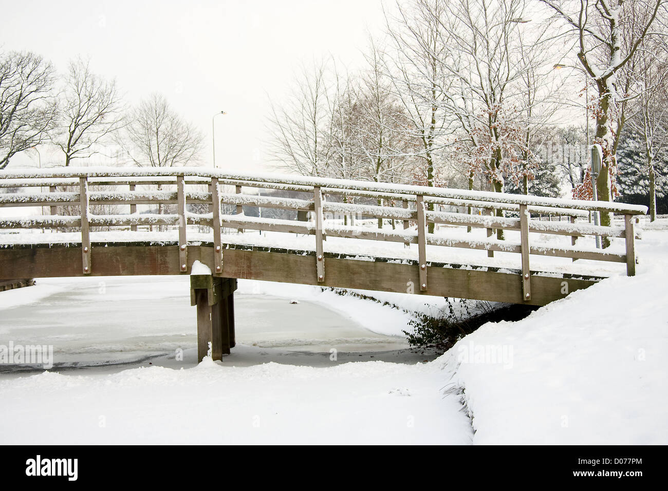 Brücke mit Schnee, es ist Winter in den Niederlanden Stockfoto