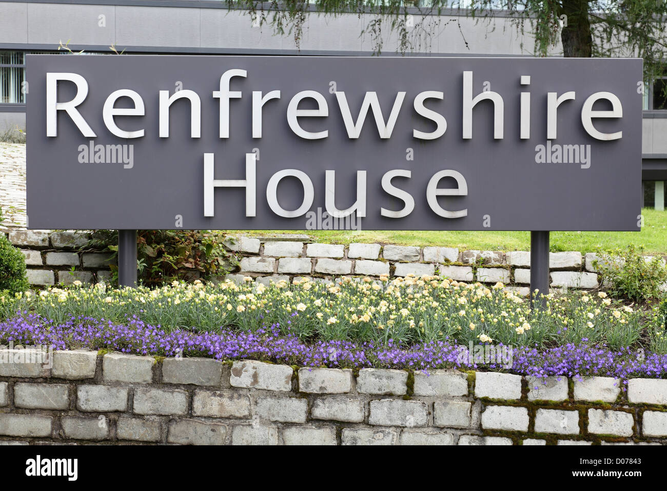 Renfrewshire Haus Zeichen vor dem Hauptsitz des Renfrewshire Council, Cotton Street, Paisley, Schottland, Großbritannien Stockfoto