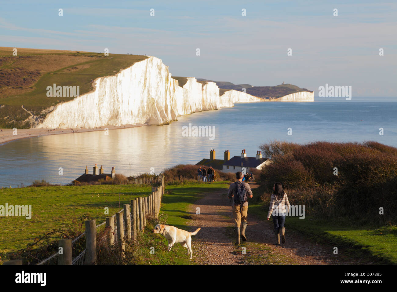 Wanderer auf dem South Downs Way mit den Seven Sisters Cliffs und der Küste von Beachy Head aus Seaford Head East Sussex England UK GB View Stockfoto