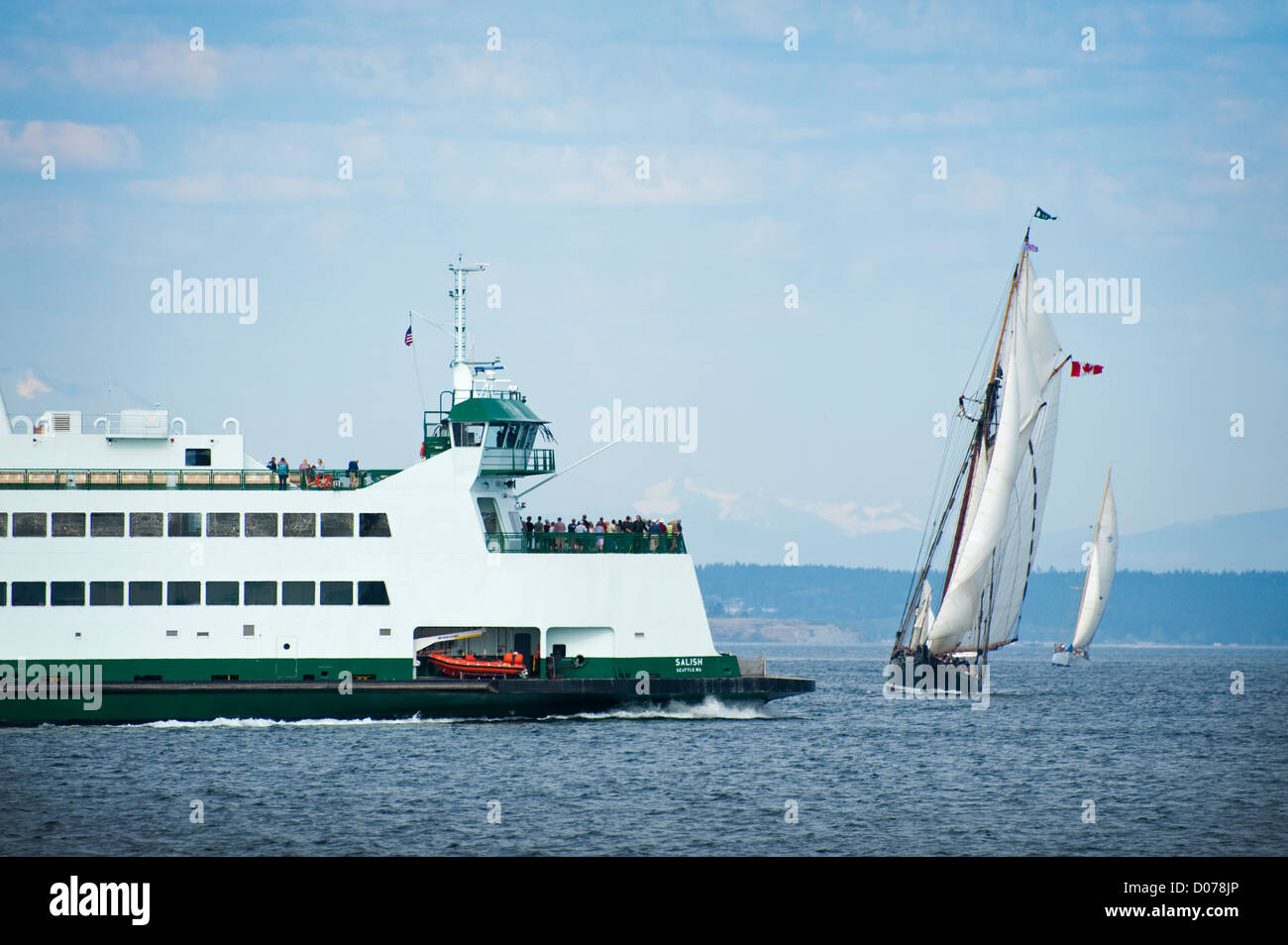 Ein Washington State Ferry übergibt ein Großsegler auf dem Weg nach Kingston, Washington Segeln von Port Townsend, Washington. Stockfoto