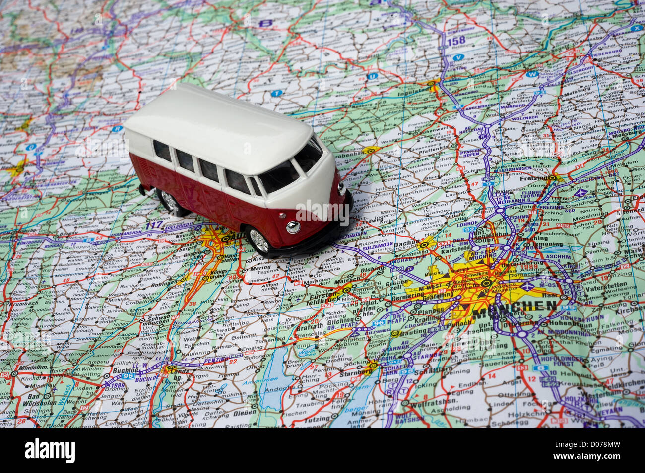 Eine Menge Autos passieren München auf ihrem Weg nach Süd-Europa in der Urlaubszeit Stockfoto