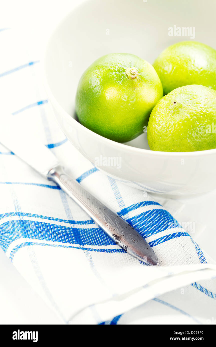 Nahaufnahme von frischen Limetten in einer Schüssel Stockfoto