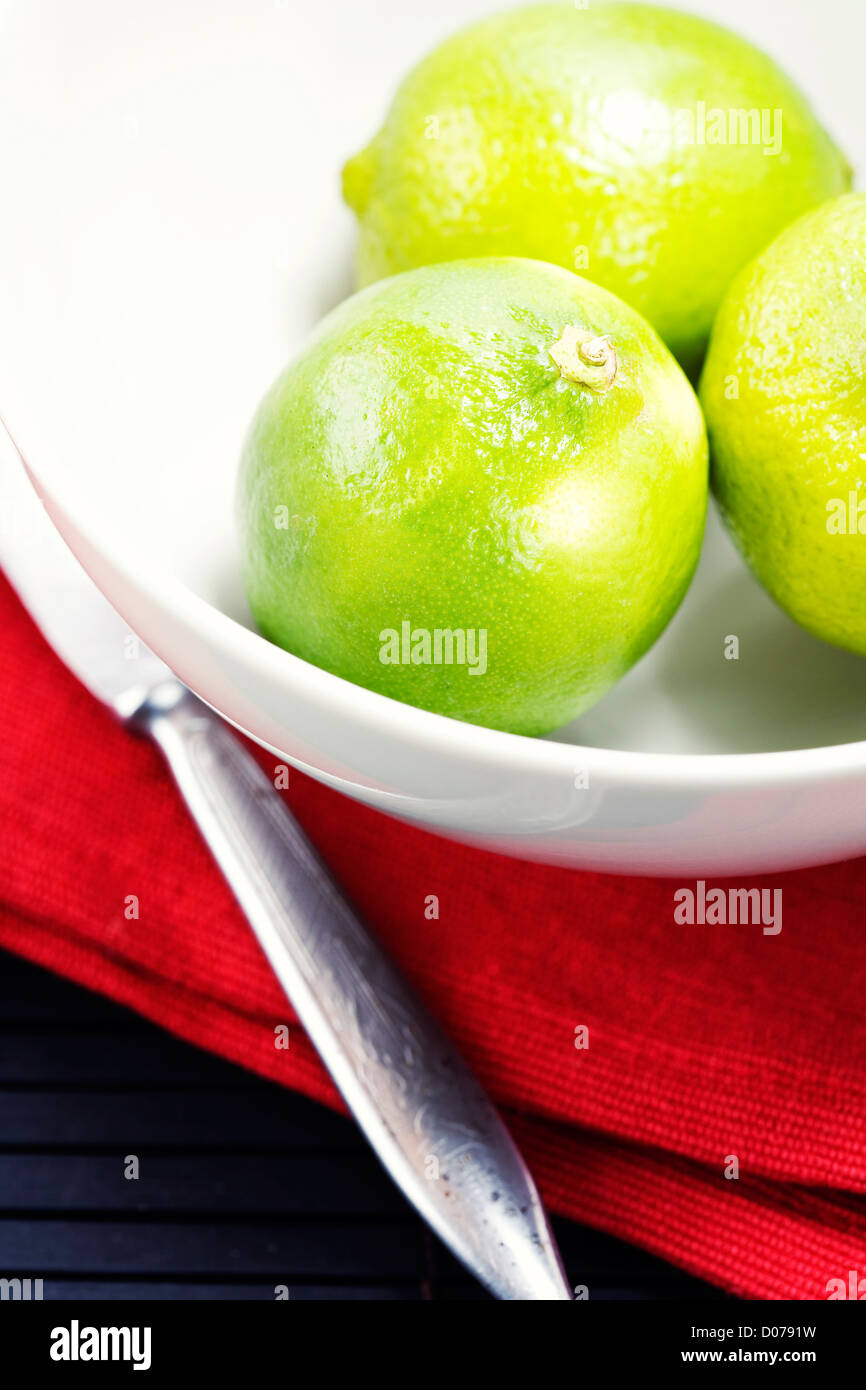 Nahaufnahme von frischen Limetten in einer Schüssel Stockfoto