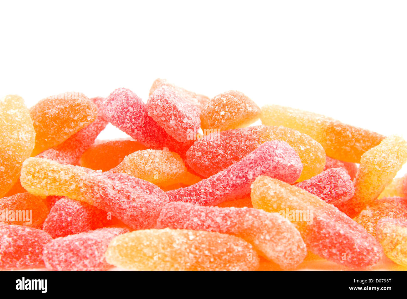 Haufen von bunten Zucker Süßigkeiten in Nahaufnahme auf weißem Hintergrund Stockfoto
