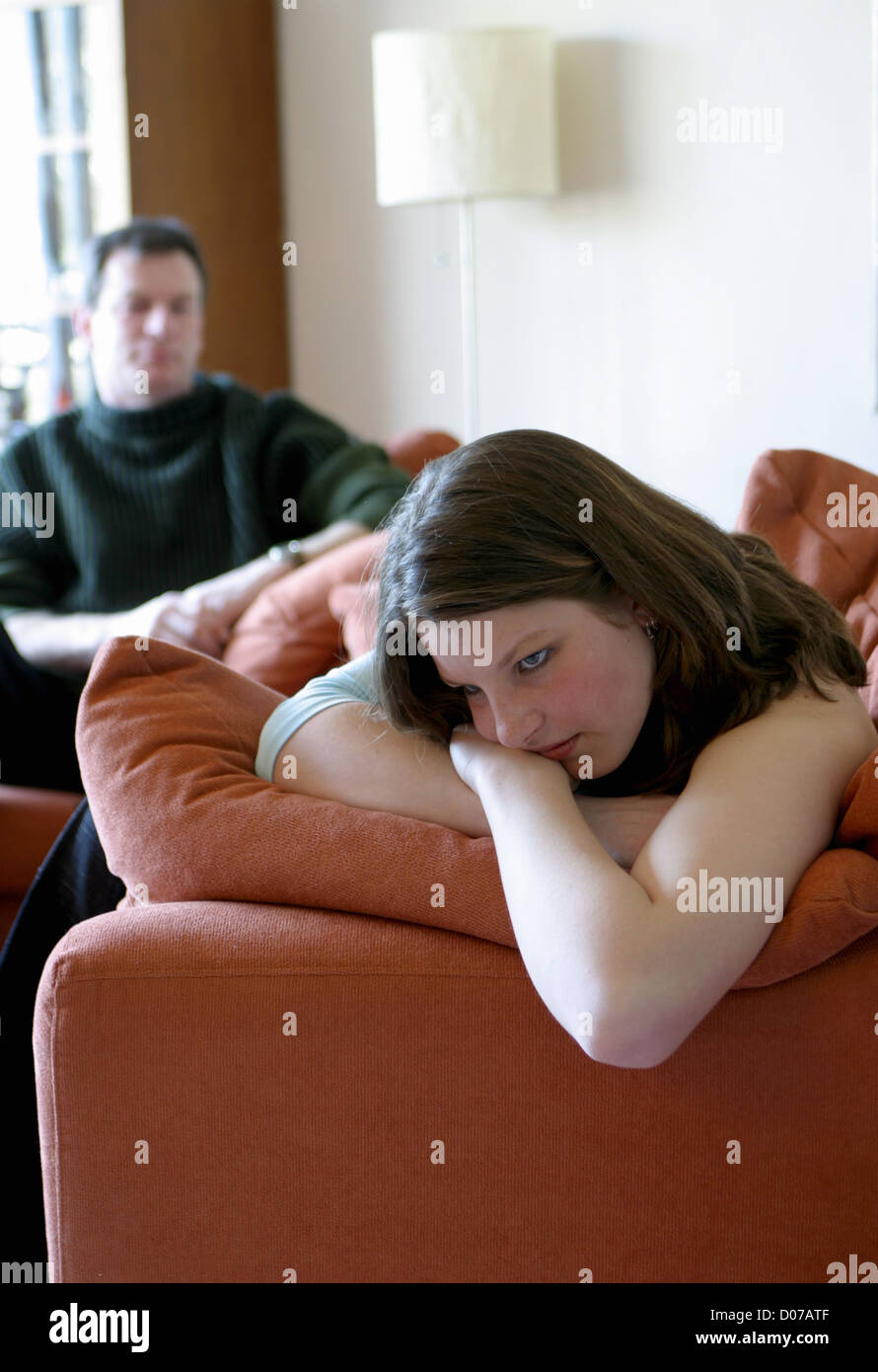 Alleinerziehender Vater und Probleme mit Teenager-Tochter zu Hause. Die teenage-Mädchen ist frustriert und will nicht mit ihrem Vater zu sprechen. Stockfoto