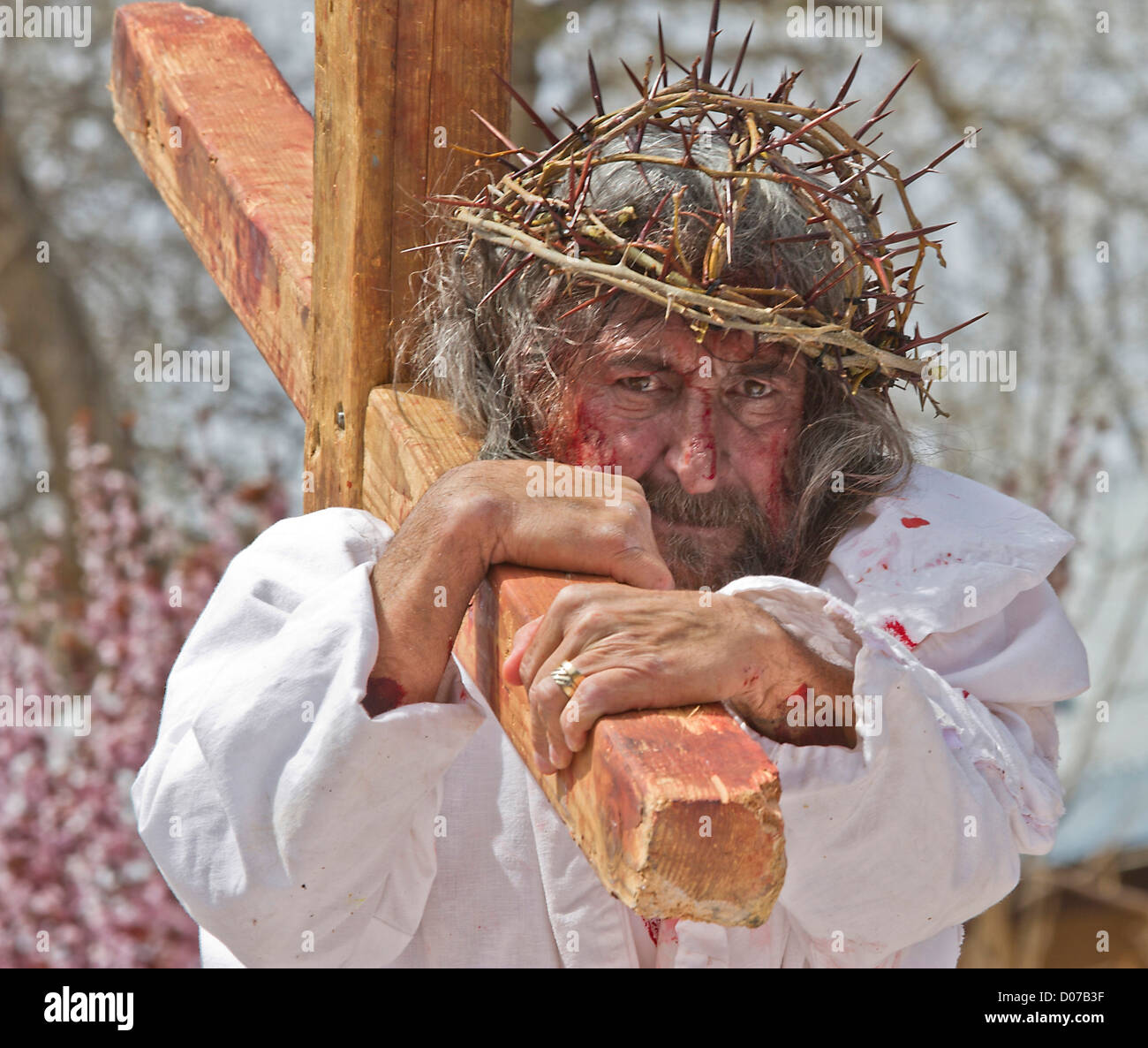 USA, New Mexiko, Re-Enactment der Passion Christi während Ostern feiern an Chimayo Sanctuary in New Mexico. Stockfoto