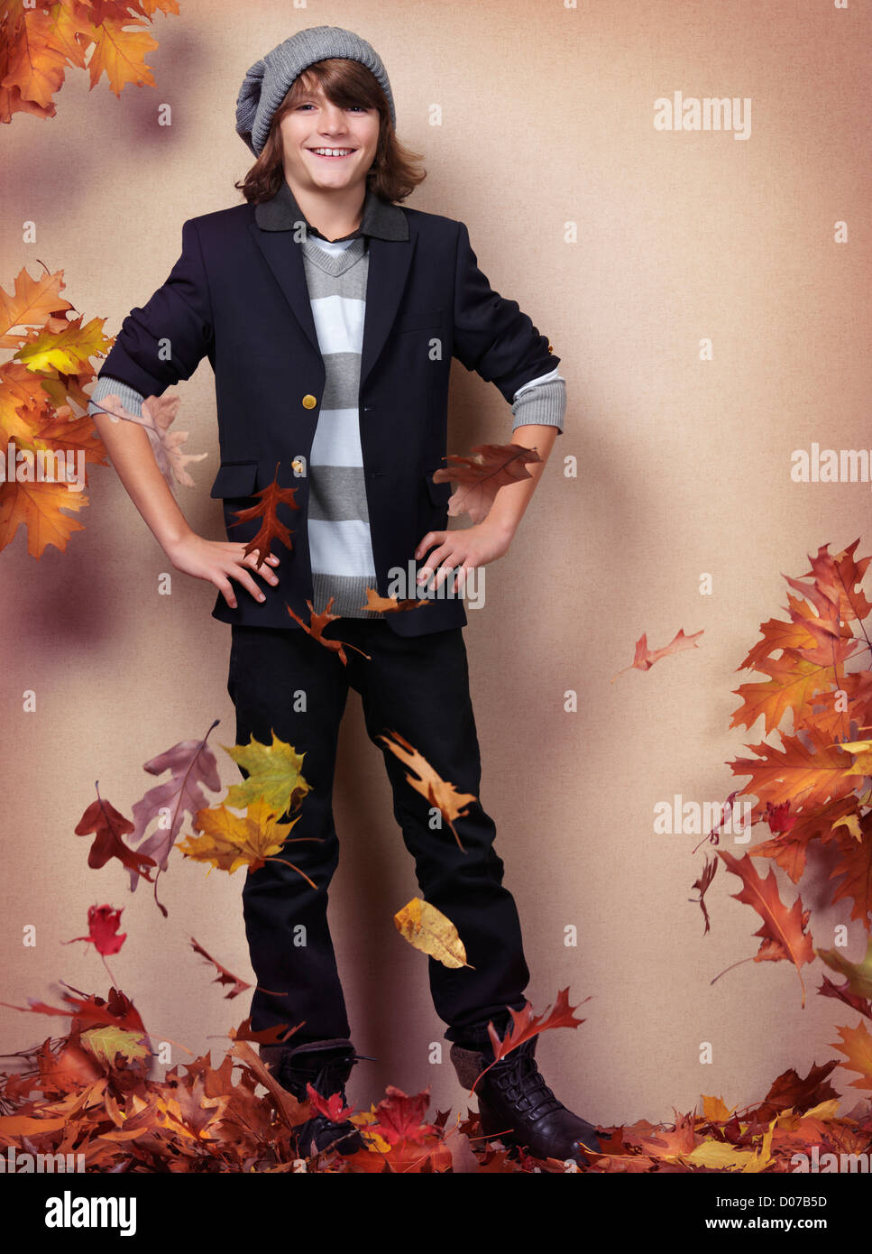 Lächelnd Herbst Kleidung, stehend auf rotem Laub junge, Mode Herbst Kinder Foto Stockfoto