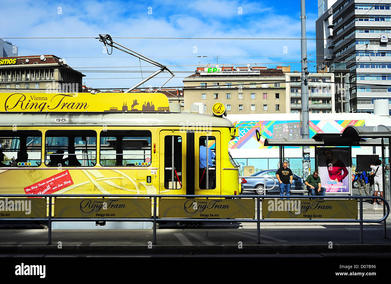 Die touristische Straßenbahn "Ring Tram" wartet auf Fahrgäste. Die "Ring Tram" verwendet traditionelle Autos mit modernem Interieur Stockfoto