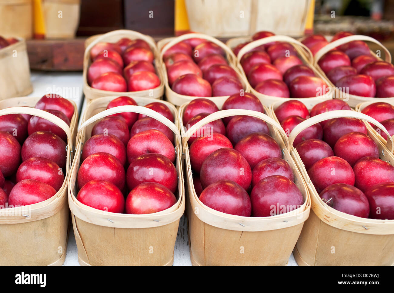 Rote Äpfel in Körben Stockfoto