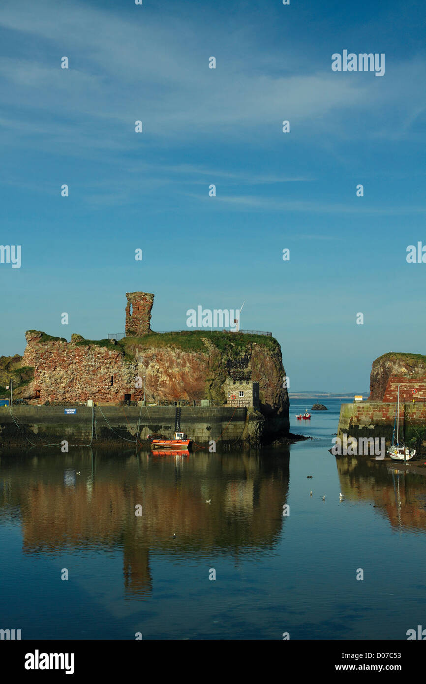 Dunbar Harbour und Dunbar Castle, Dunbar, East Lothian Stockfoto