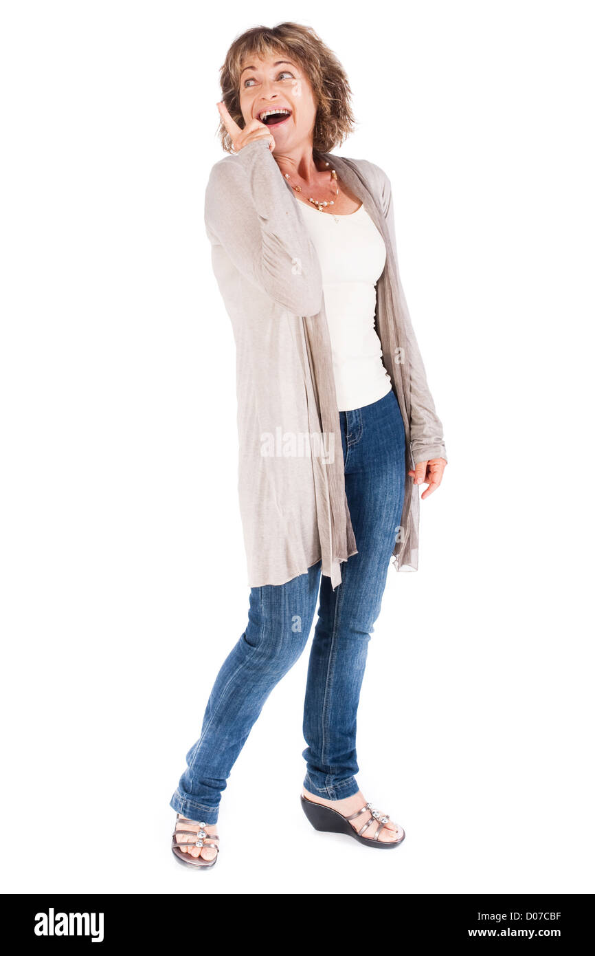 Ältere Frau nach oben zeigend und wegsehen auf weißem Hintergrund. Stockfoto