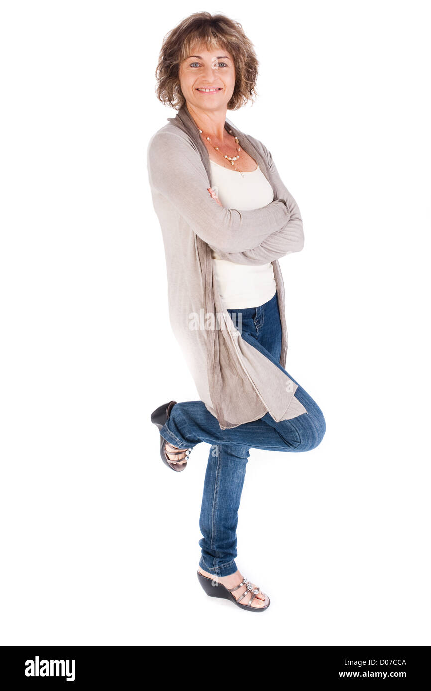 Attraktive ältere Frau posiert im Stil vor weißem Hintergrund... Stockfoto
