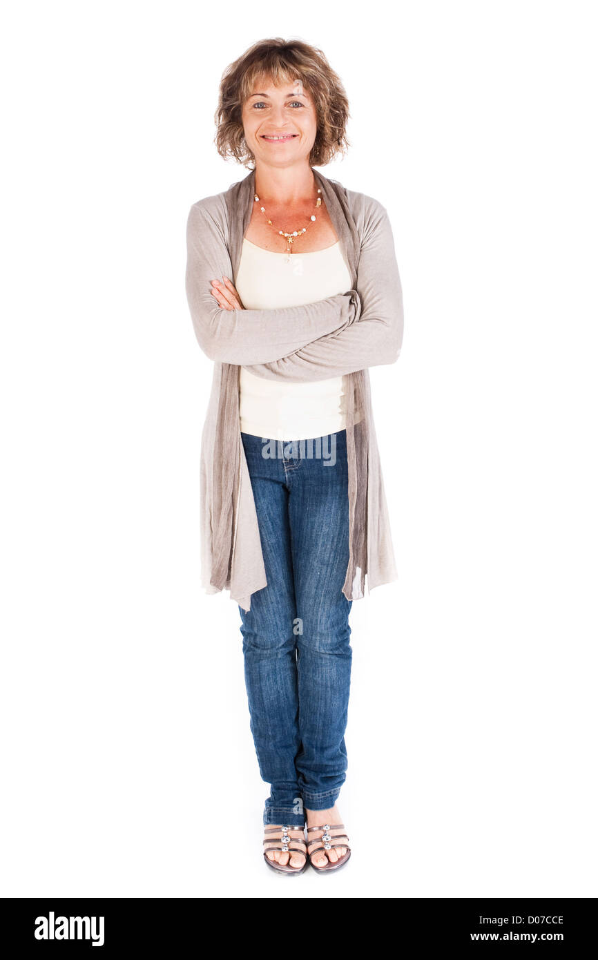 Wunderschöne ältere Dame posiert mit verschränkten Armen und lächelt in die Kamera. Stockfoto