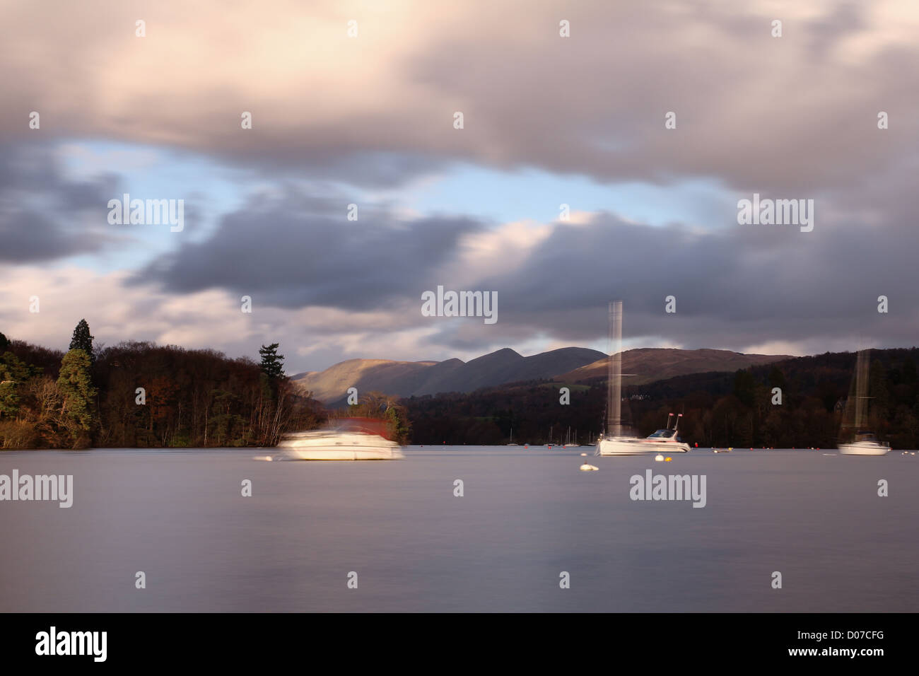 Langzeitbelichtung der Boote am Lake Windermere im November Stockfoto