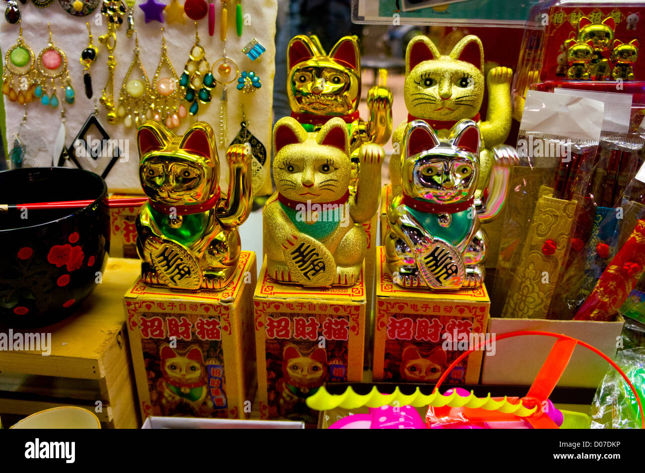 Glück Glück Katzen (Maneki Neko) in Chinatown, London zu verkaufen. Diese Katzen sind sehr beliebt in der japanischen und chinesischen Kultur. Stockfoto