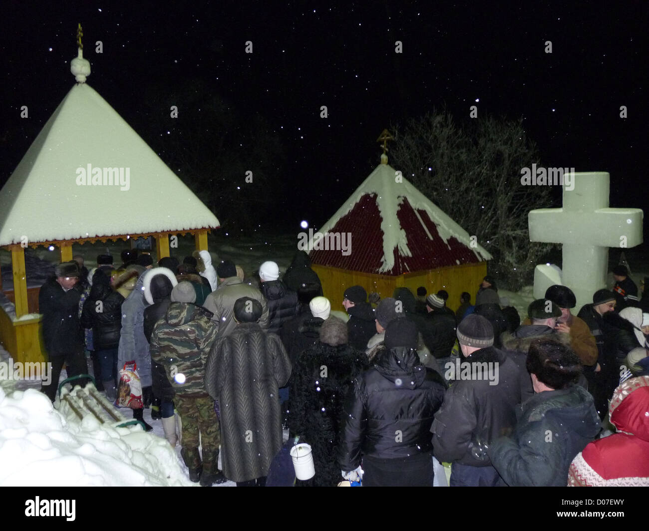 Taufe; Weihwasser; Nacht; Urlaub; Religion; Quelle; Frühling; religiöse; orthodoxen; Winter; Frost; Schnee; Rußland; Das Geheimnis; Stockfoto