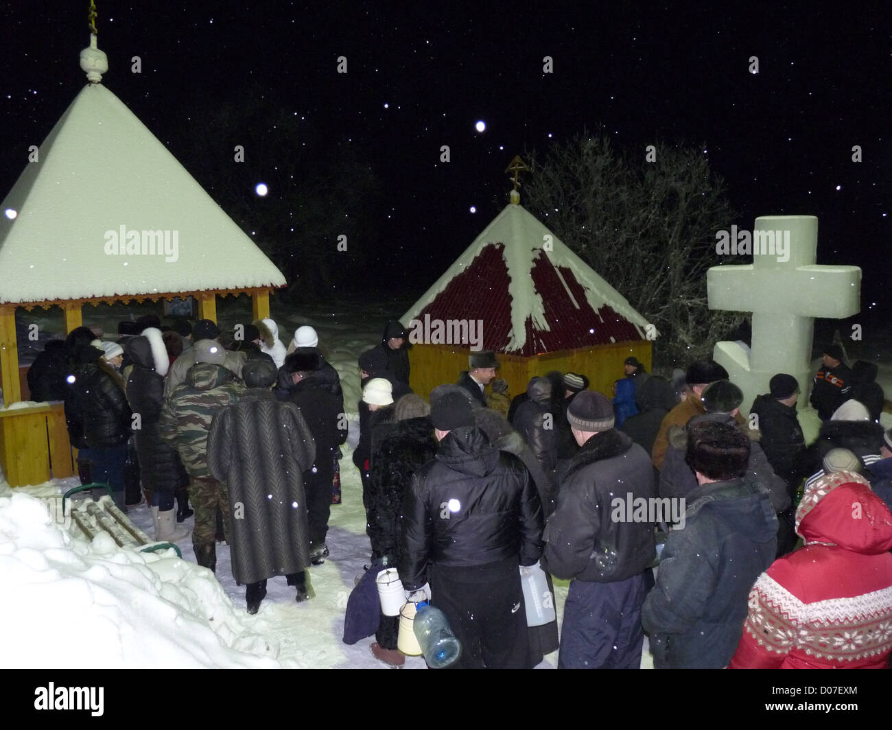 Taufe; Weihwasser; Nacht; Urlaub; Religion; Quelle; Frühling; religiöse; orthodoxen; Winter; Frost; Schnee; Rußland; Das Geheimnis; Stockfoto