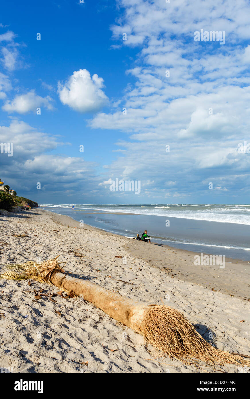 Junge Surfer, die Ruhe am Strand in Jupiter, Treasure Coast, Florida, USA Stockfoto