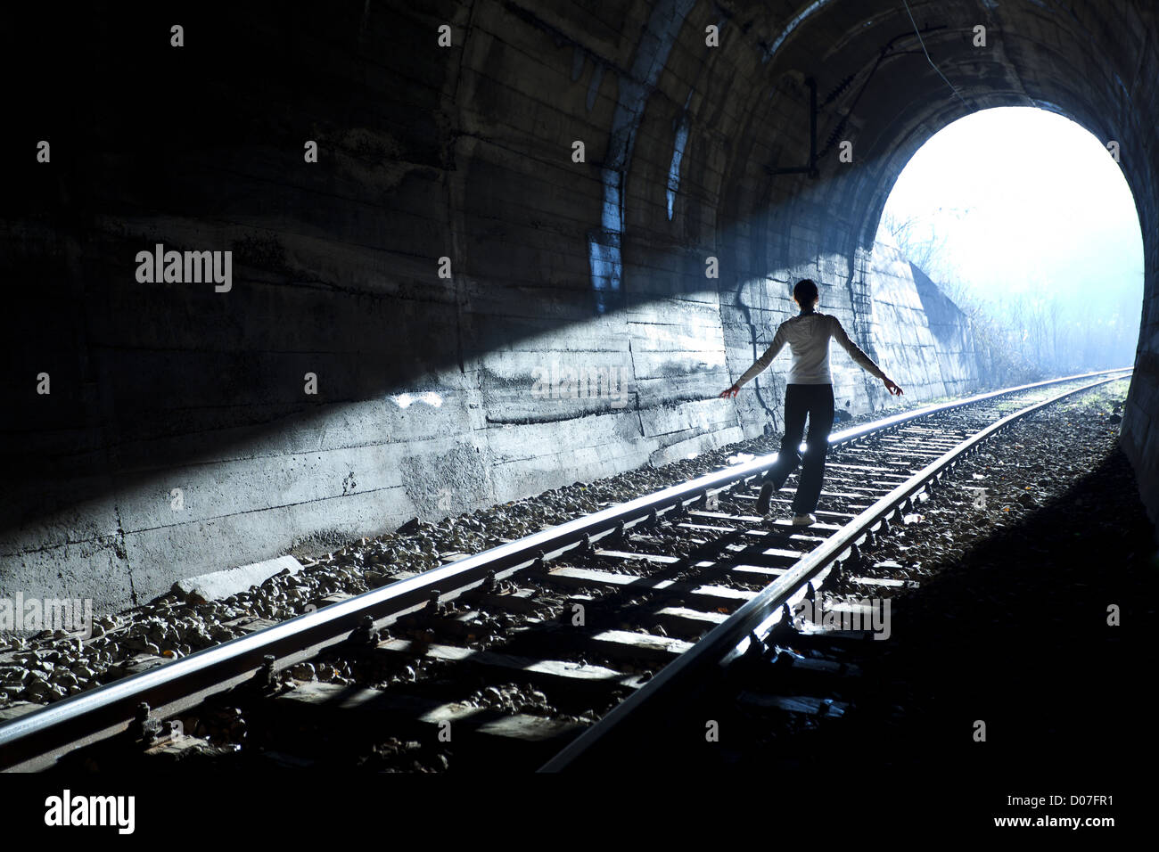 Ausfahrt aus dunkel - Licht am Ende des Tunnels Stockfoto