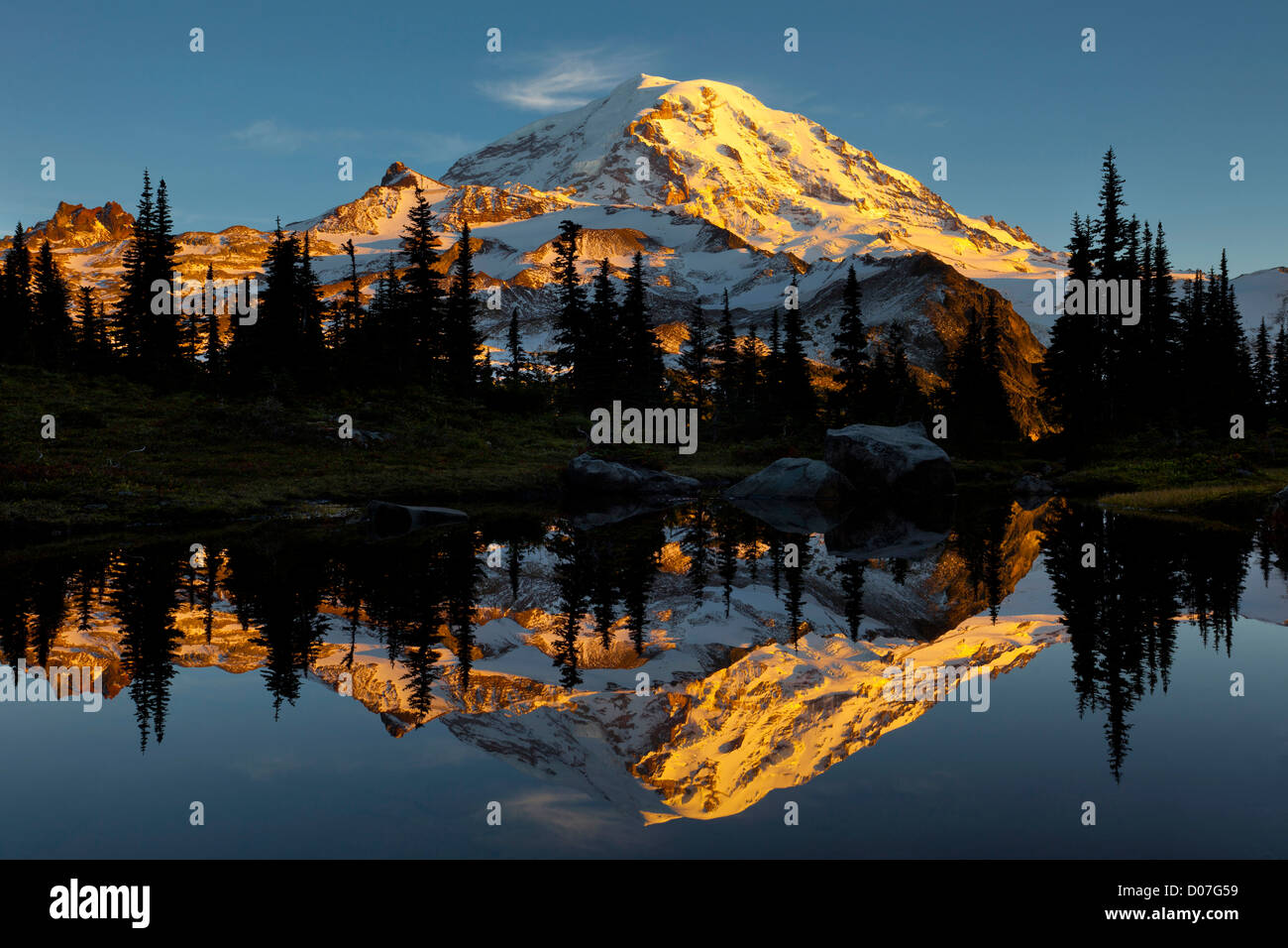 USA, Washington State, Mt. Rainier Nationalpark. Mt. Rainier bei Sonnenuntergang von kleinen Tarn, Spray Park reflektiert. Digital Composite. Stockfoto