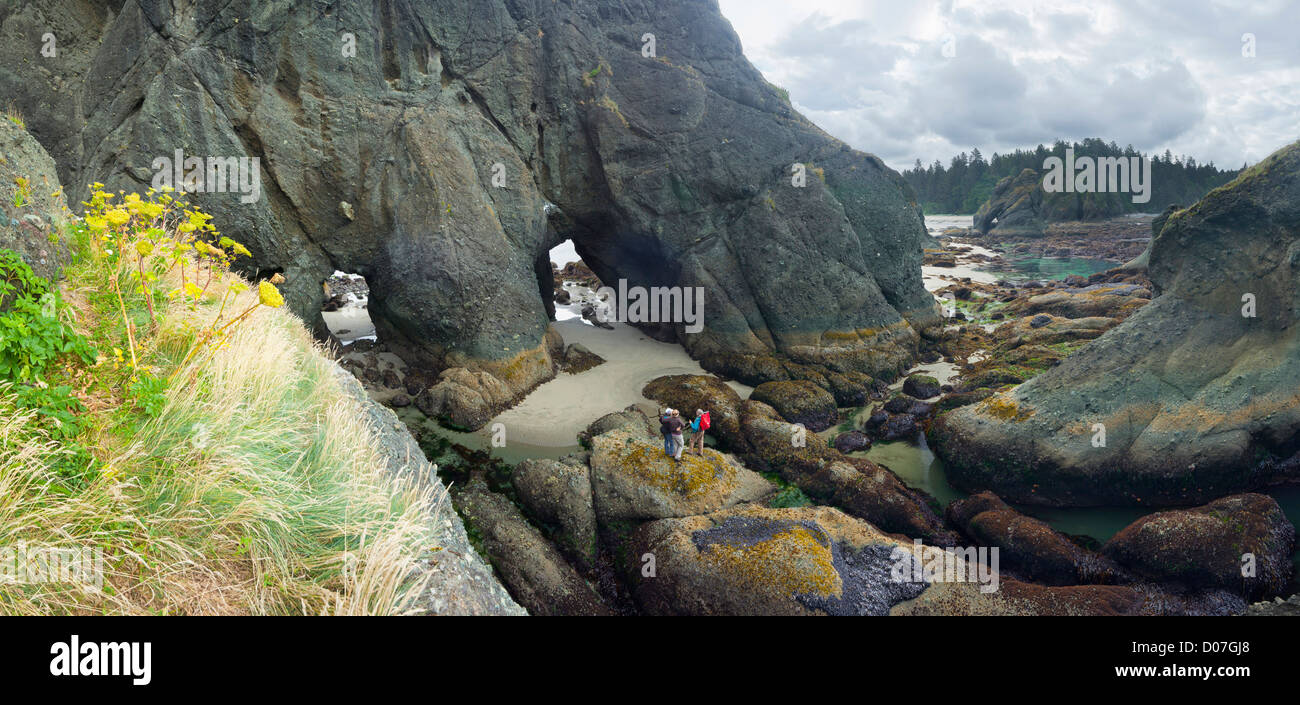 USA, Washington State, Olympic National Park. Drei Frauen auf einem Felsen am Punkt der Bögen an die Olympische Küste. Digital Composite. Stockfoto