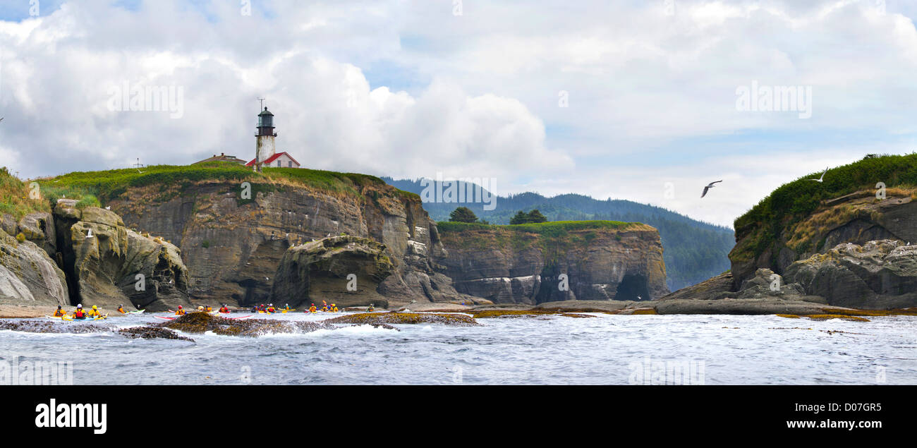 USA. US-Bundesstaat Washington. Kajakfahrer Meer paddeln unterhalb des Leuchtturms auf Tatoosh Island in der Nähe von Cape Flattery. Digital Composite. Stockfoto