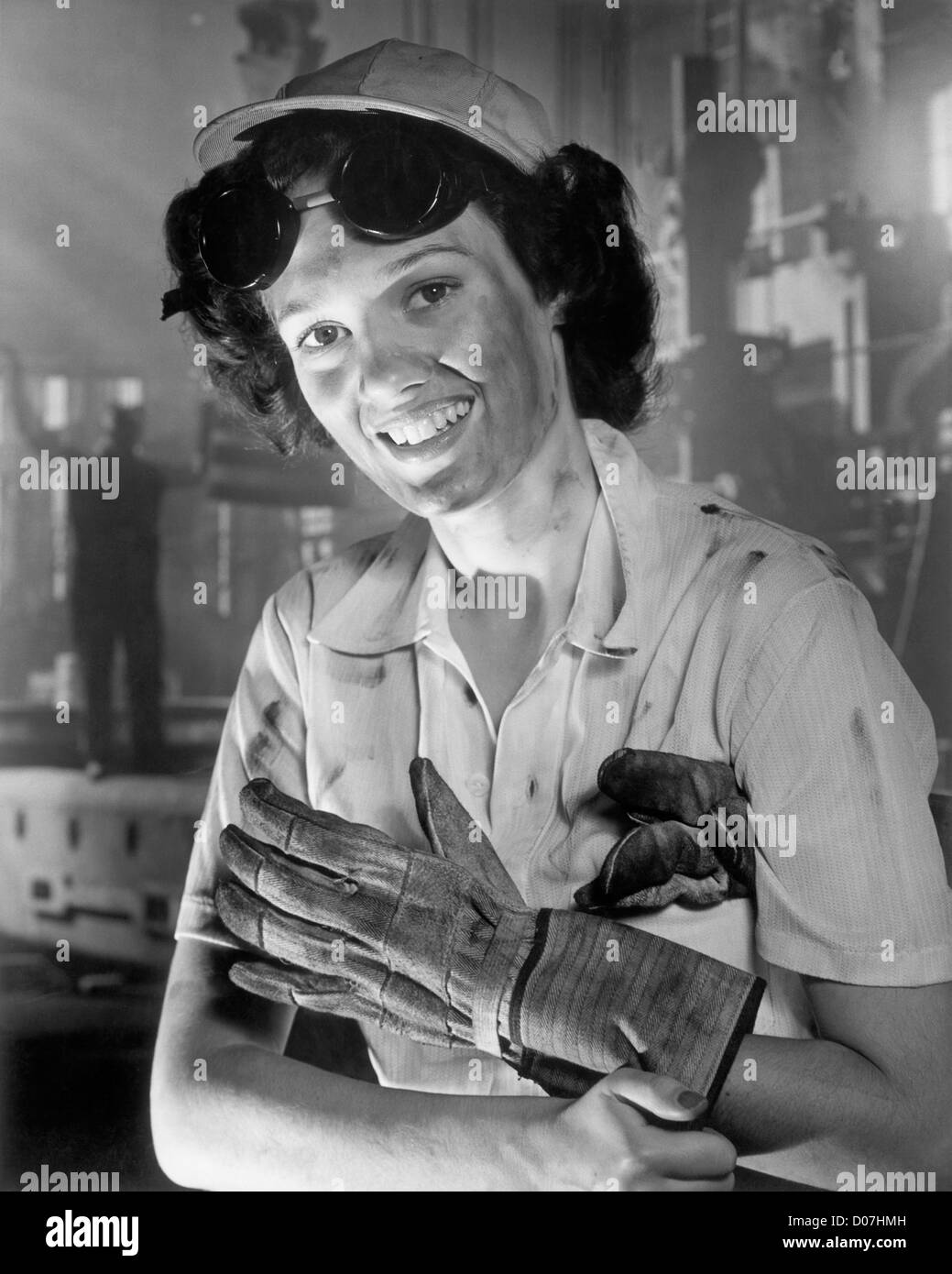 Frau trägt, Schutzhelm, Handschuhe und Schutzbrillen Stockfoto