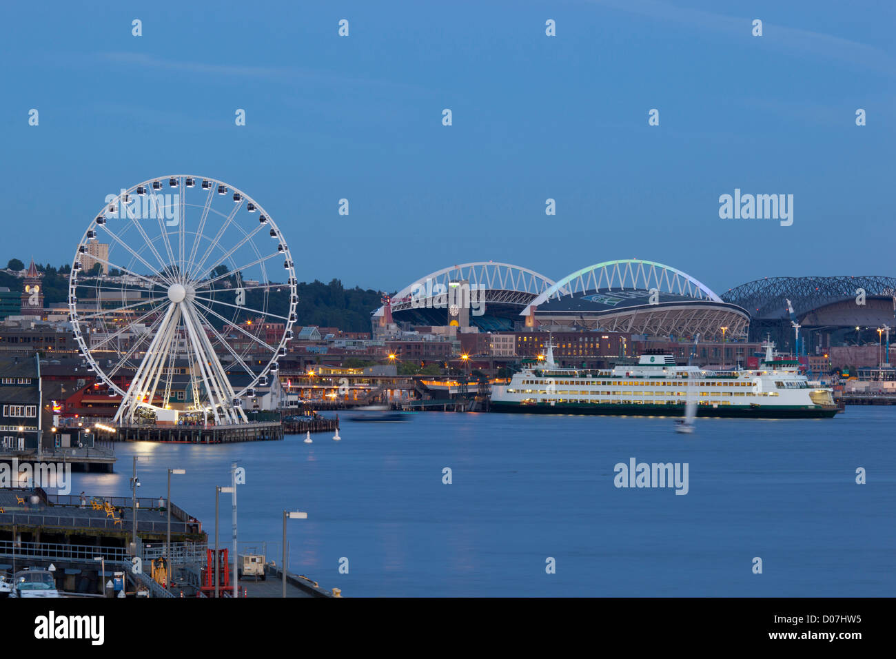 WA, Seattle, The Seattle Great Wheel, am Pier 57 an der Uferpromenade Stockfoto