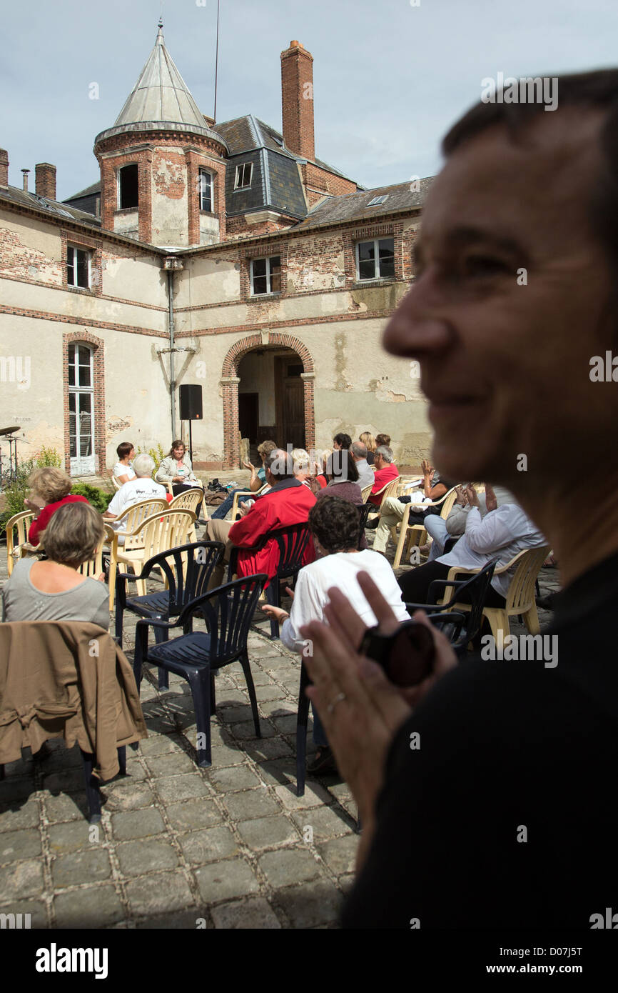 SPEED READING 7 MINUTEN ERZÄHLEN GESCHICHTE ÖFFENTLICHES FOTOALBUM FESTIVAL DOMAINE DE SAINT-SIMON LA FERTE-VIDAME EURE-ET-LOIR (28) FRANKREICH Stockfoto