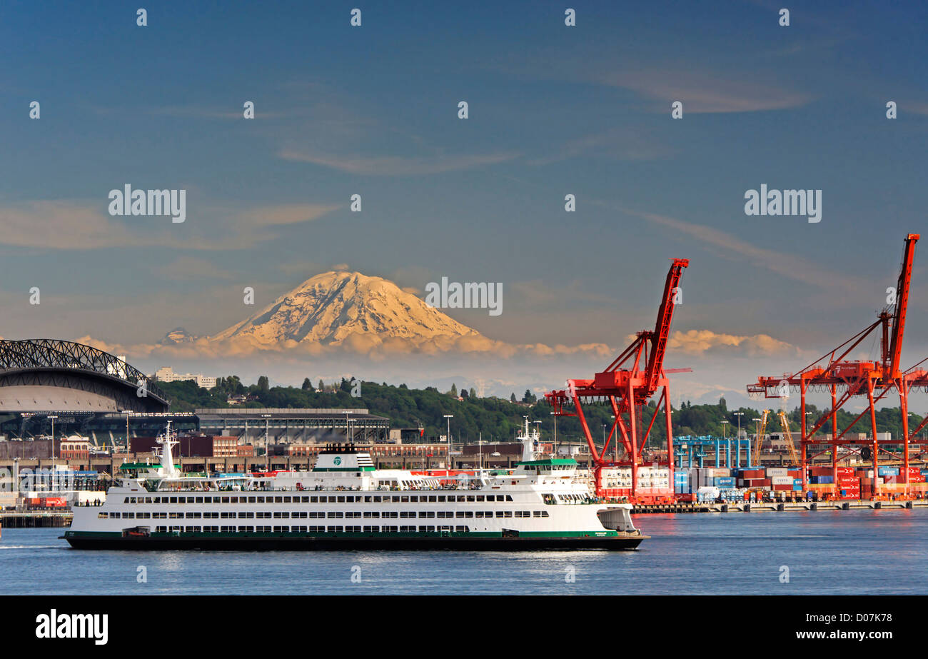 USA, Washington, Seattle. Eine Fähre fährt Seattle für die äußeren Inseln mit Mount Rainier im Hintergrund. Stockfoto