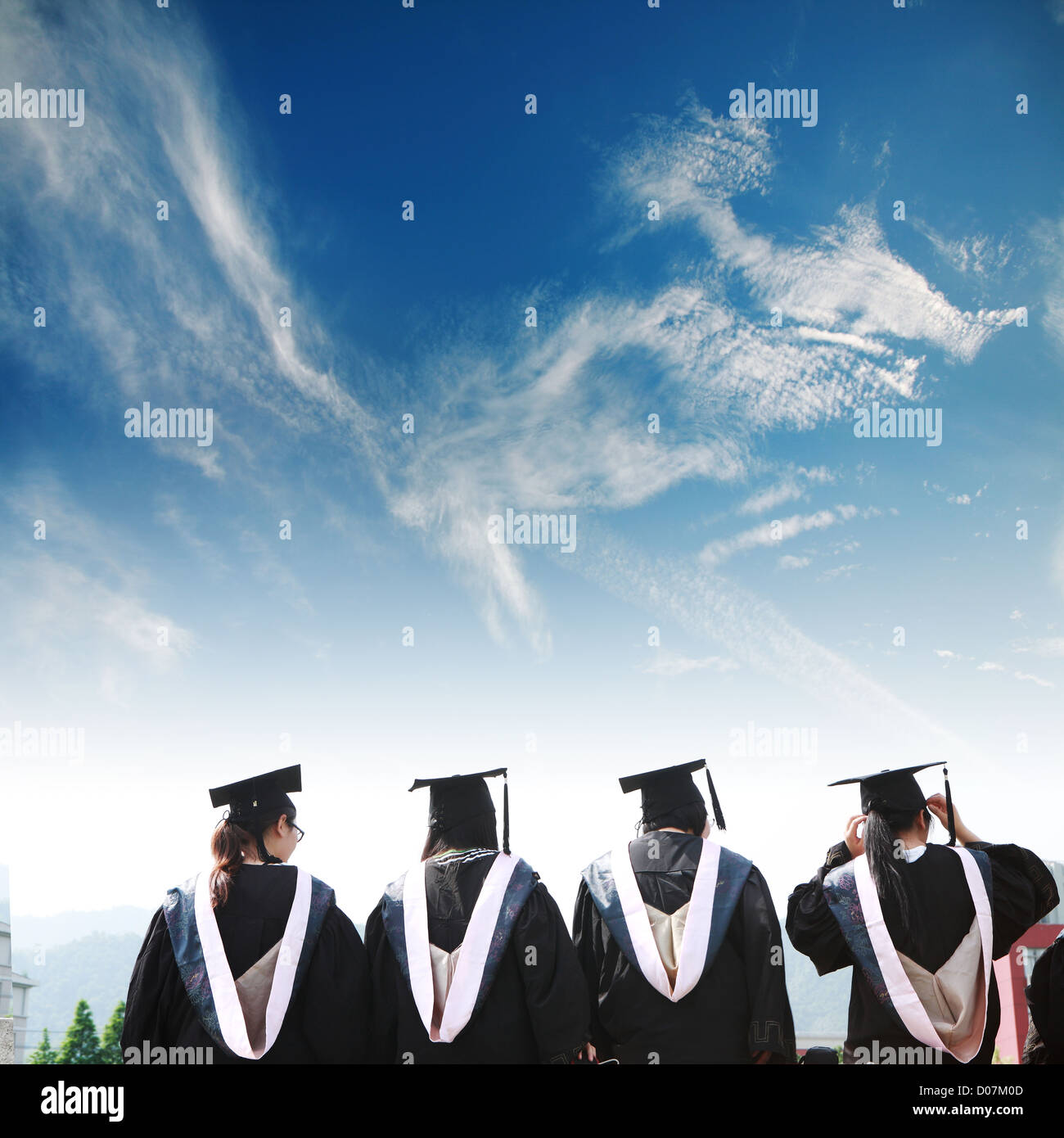 Rückseite des chinesischen Absolventen mit blauem Himmel Stockfoto