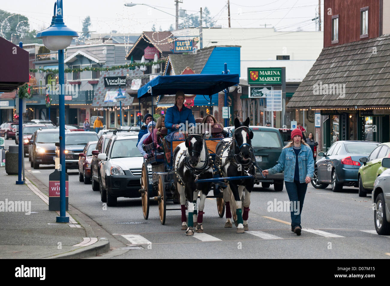 UNS, WA, Kitsap County, Poulsbo. Kostenlose Pferdekutsche fährt auf Front Street downtown Wochenenden während der Ferien. Stockfoto