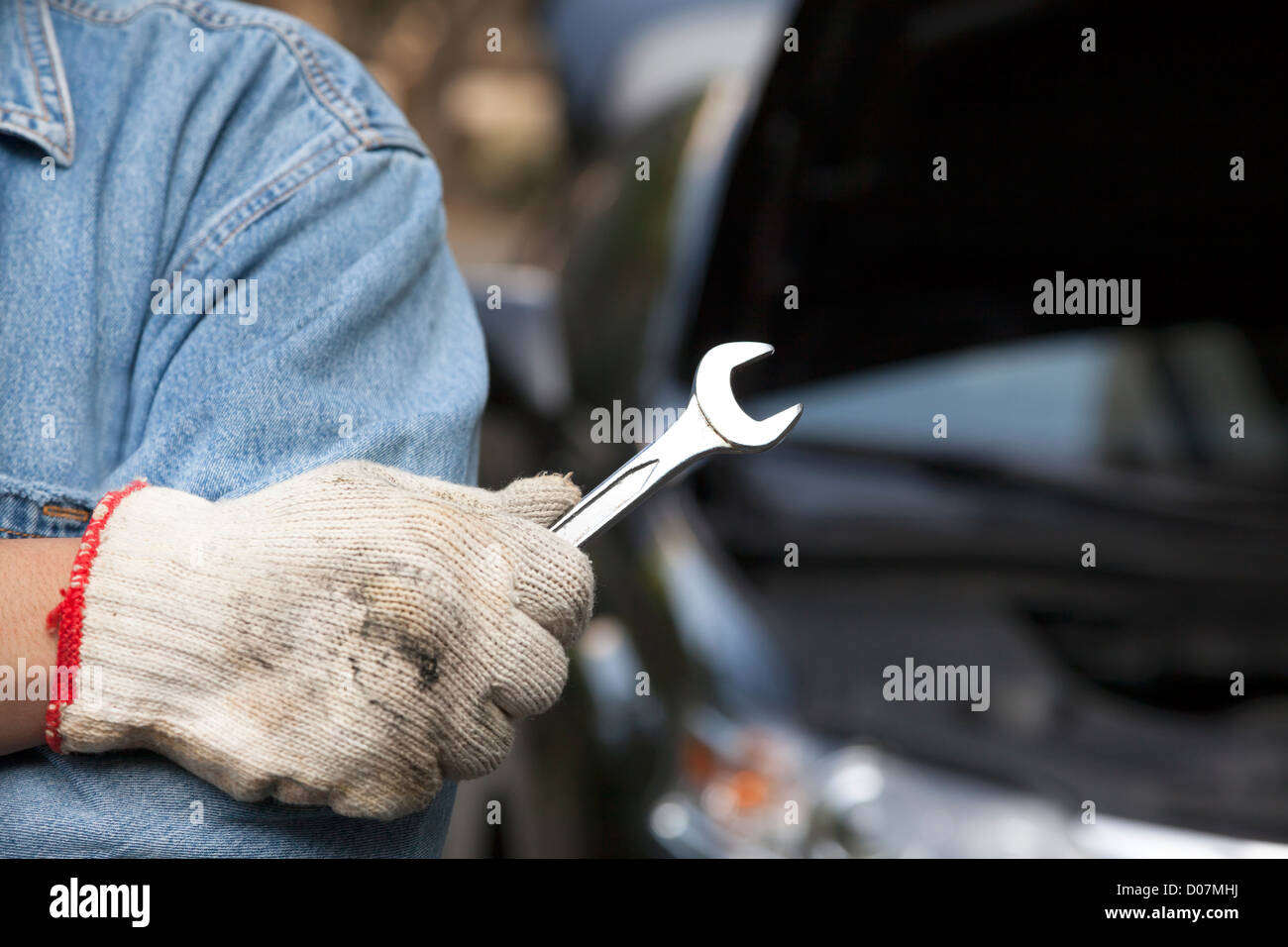 Auto-Techniker mit dem Schraubenschlüssel Stockfoto