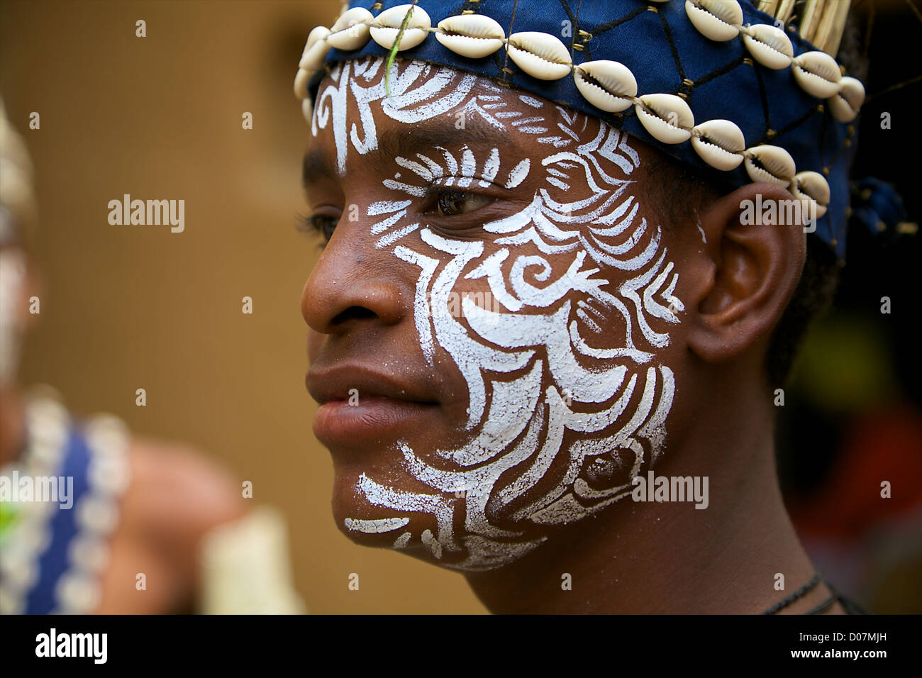 Ein tribal Performer mit Malerei auf seinem Gesicht während die Surajkund Mela in Delhi, Indien Stockfoto