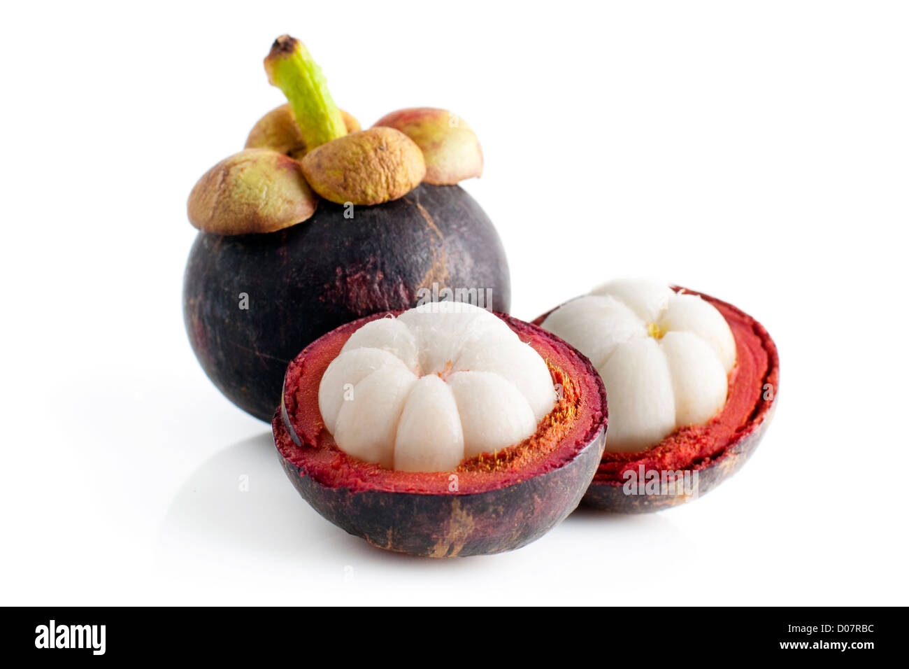 Mangostan-Frucht und Querschnitt zeigt die Dicke violette Haut und weißes Fleisch der Königin der Früchte. Stockfoto