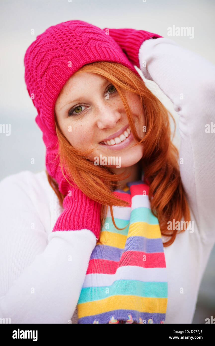Nettes Mädchen tragen lebendige Winterkleidung Stockfoto