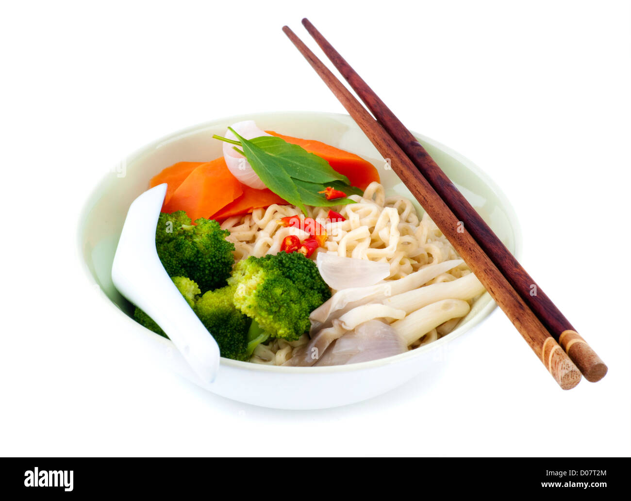 Japanische Ramen-Nudeln servieren mit Stäbchen Stockfoto