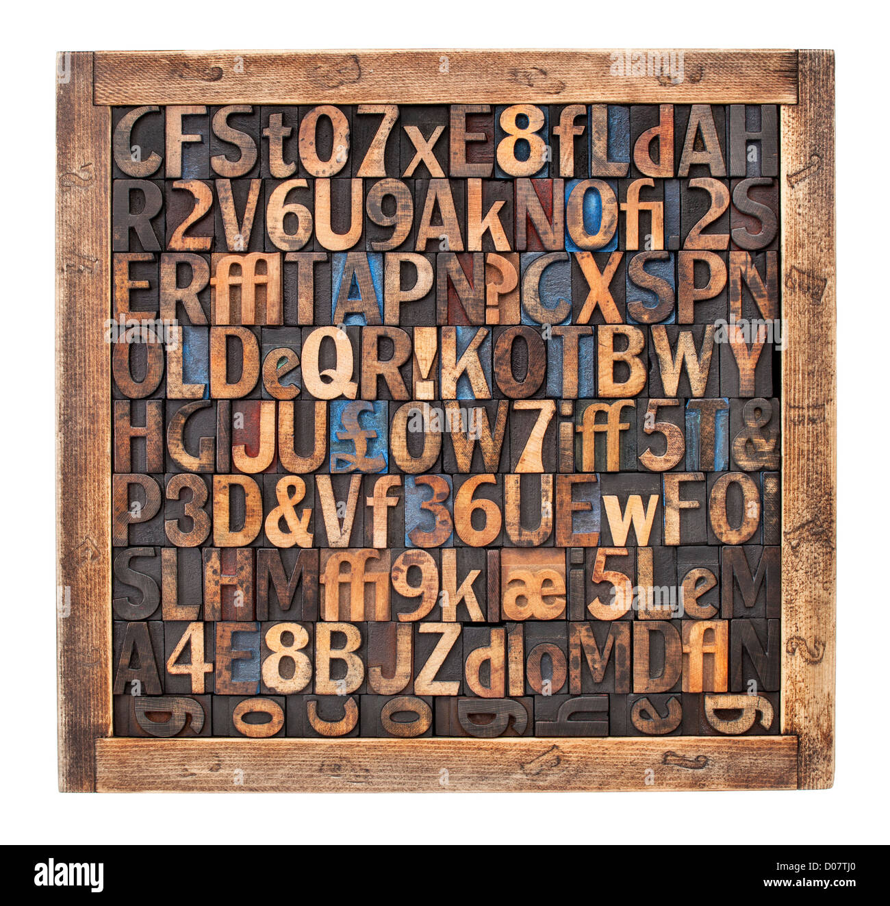 Buchstaben, Ziffern, Satzzeichen in Vintage Buchdruck Holzart Blöcke nach dem Zufallsprinzip in einer Holzkiste gelegt Stockfoto