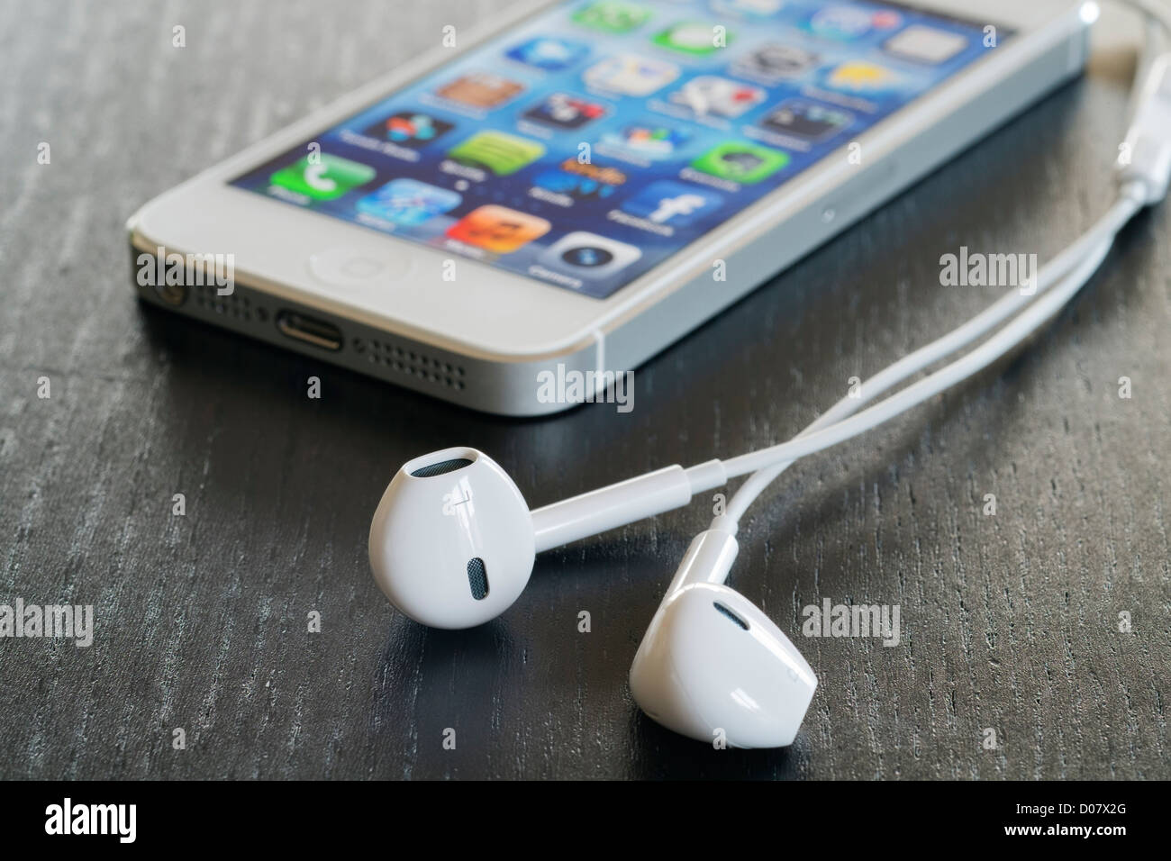 Detail des iPhone 5 und Kopfhörer Stockfoto