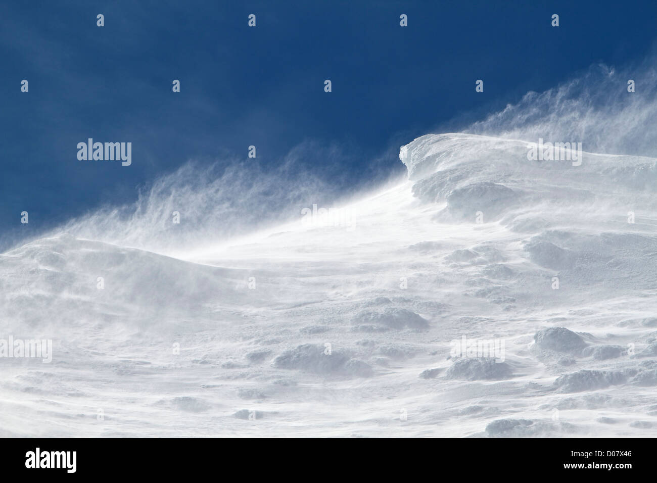 Lockerer Schnee weht bei starkem Wind in der Nähe des Gipfels des aktiven Vulkans Mount Ruapehu, Neuseeland. Stockfoto