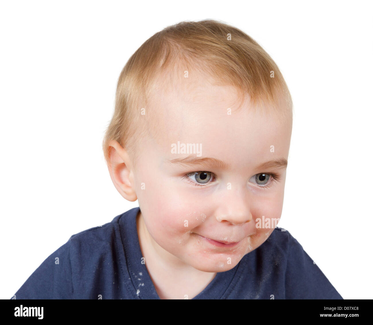 Porträt eines jungen Kindes auf weißem Hintergrund Stockfoto