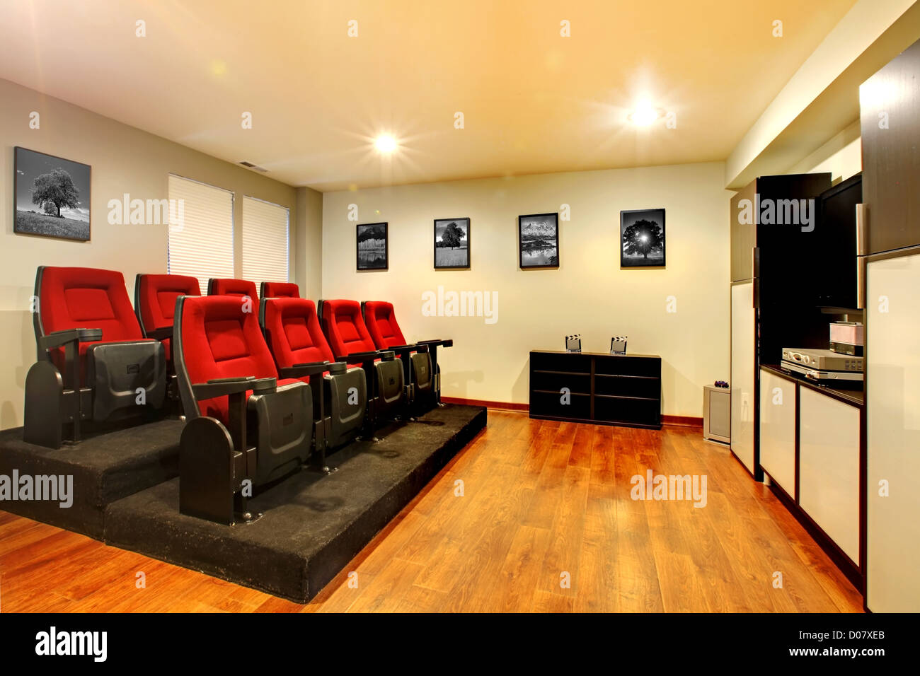 TV Film Theater Unterhaltung Raum Wohngebäude mit echten Kino-Stühlen. Stockfoto