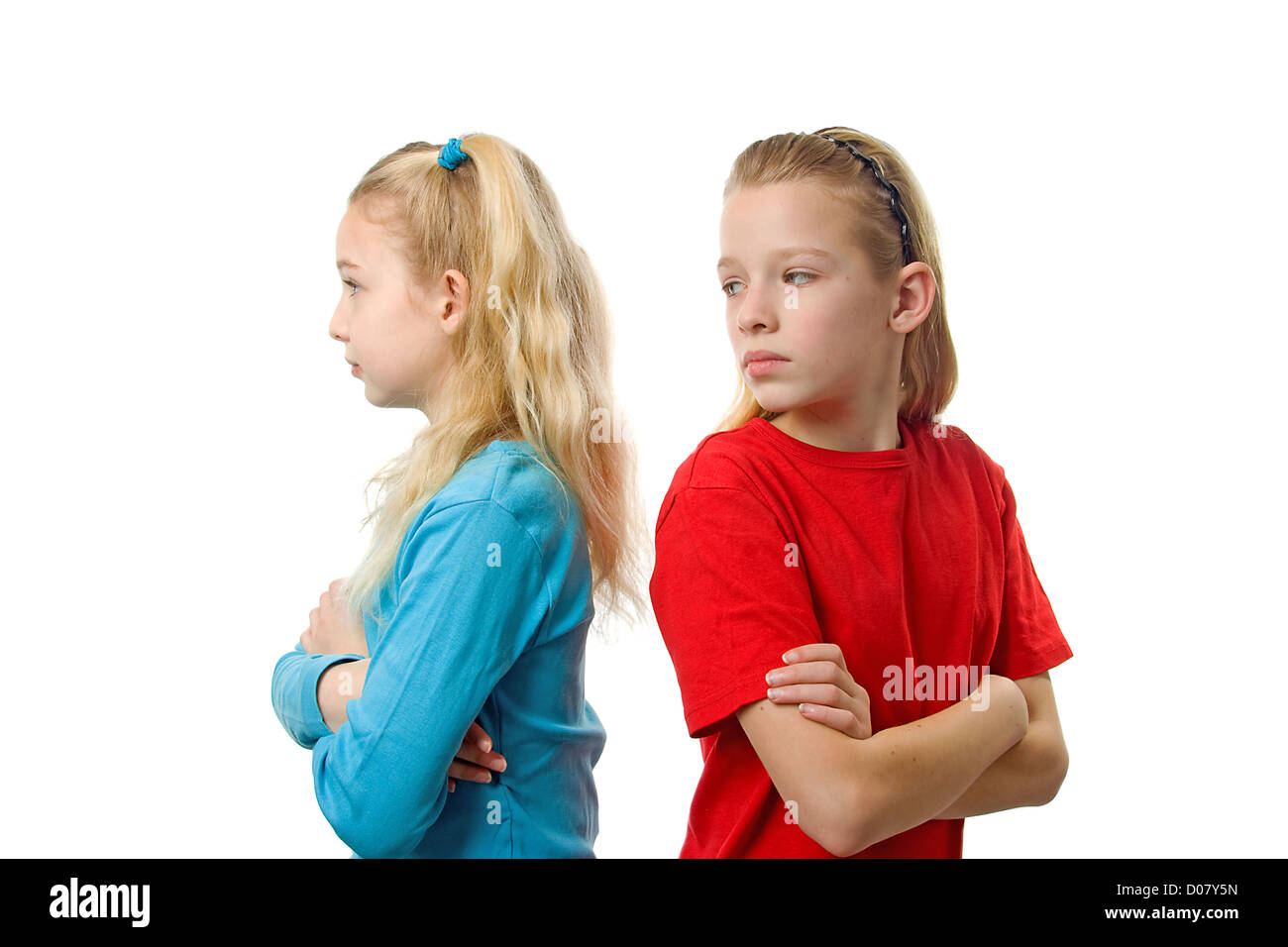 Zwei junge Mädchen sprechen nicht miteinander über weißem Hintergrund Stockfoto